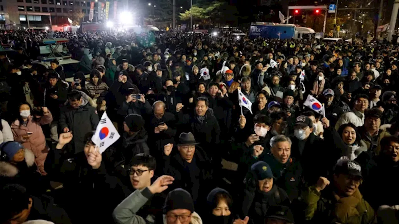 South Korea: दक्षिण कोरिया की संसद ने रद किया राष्ट्रपति का मार्शल लॉ आदेश, पुलिस-प्रदर्शनकारियों में भिड़ंत