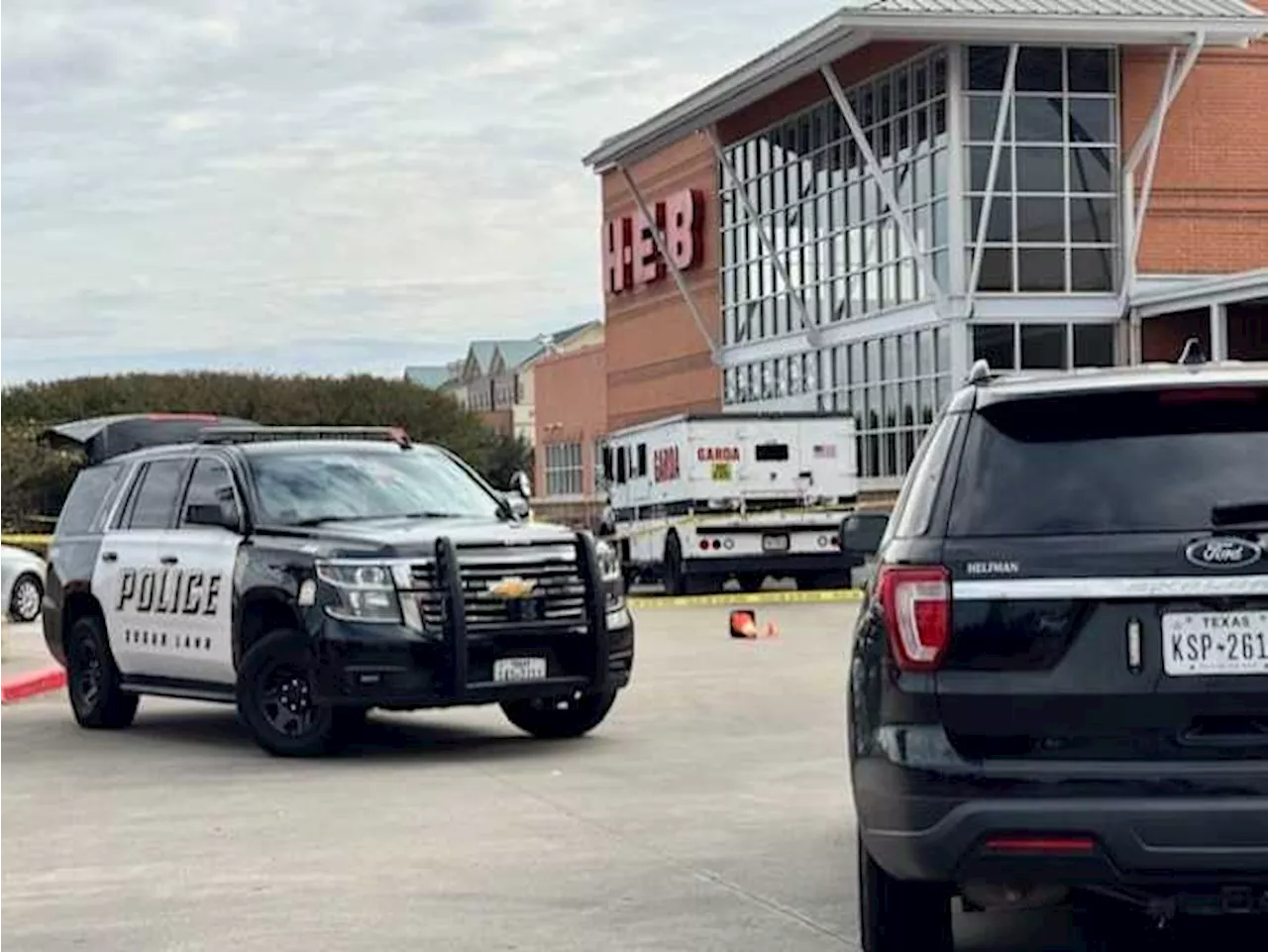 Shots fired at Sugar Land HEB after suspect robs armored truck