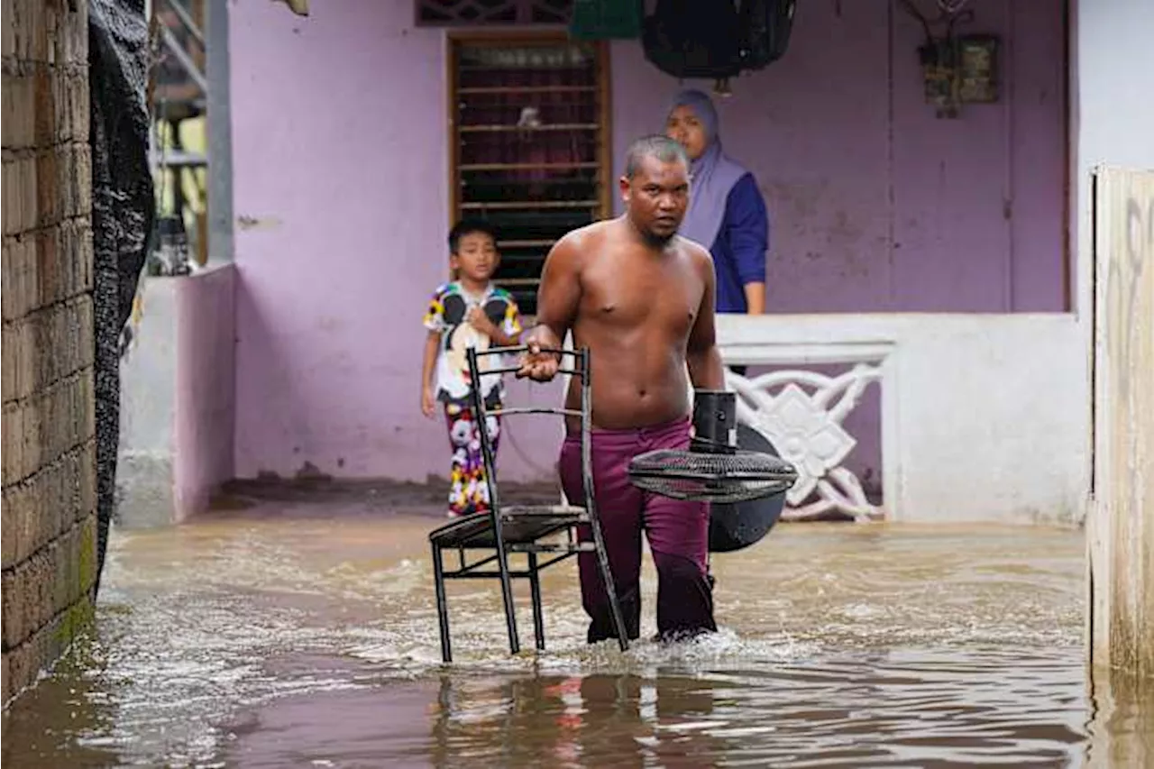 Floods wreak havoc in Malaysia, southern Thailand with over 30 killed, tens of thousands displaced