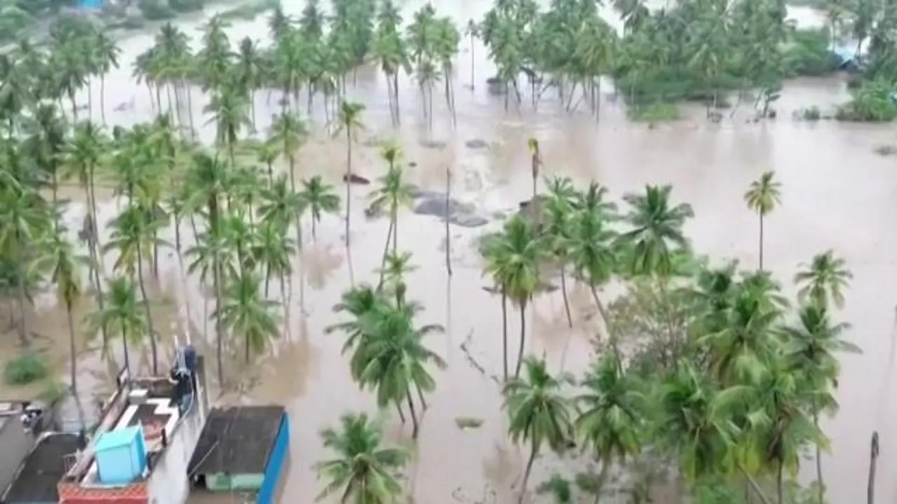 India, il ciclone Fengal si abbatte su Puducherry: la città sommersa da acqua e fango