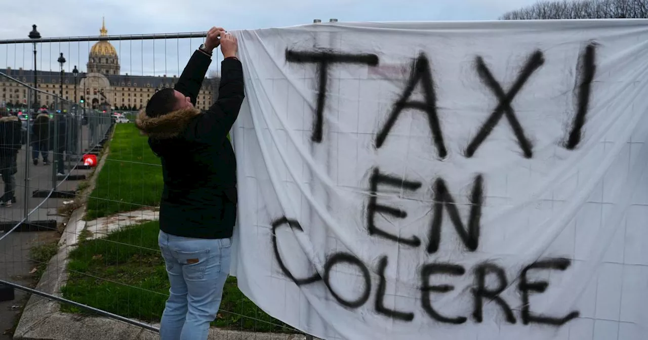 Transport des malades : près de 500 taxis manifestent aux environs de l'Assemblée nationale à Paris