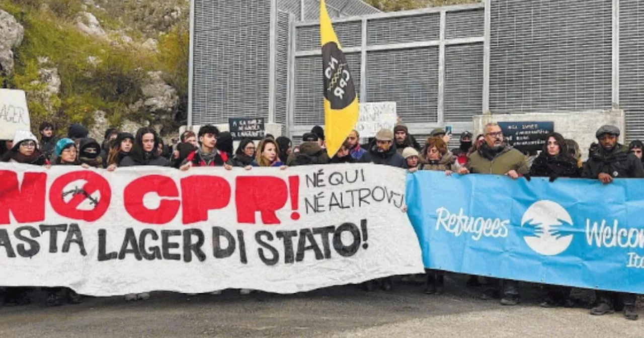 Altra carnevalata Radicale contro i Cpr in Albania: gridano davanti ai centri vuoti