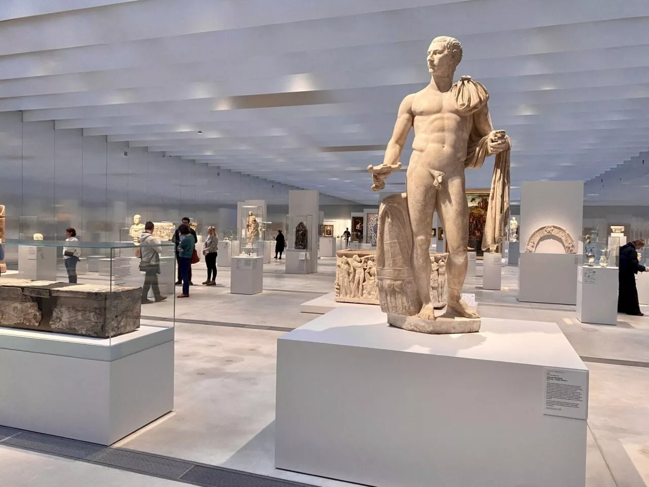 Fin des travaux au Louvre-Lens : le musée dévoile sa nouvelle Galerie du Temps