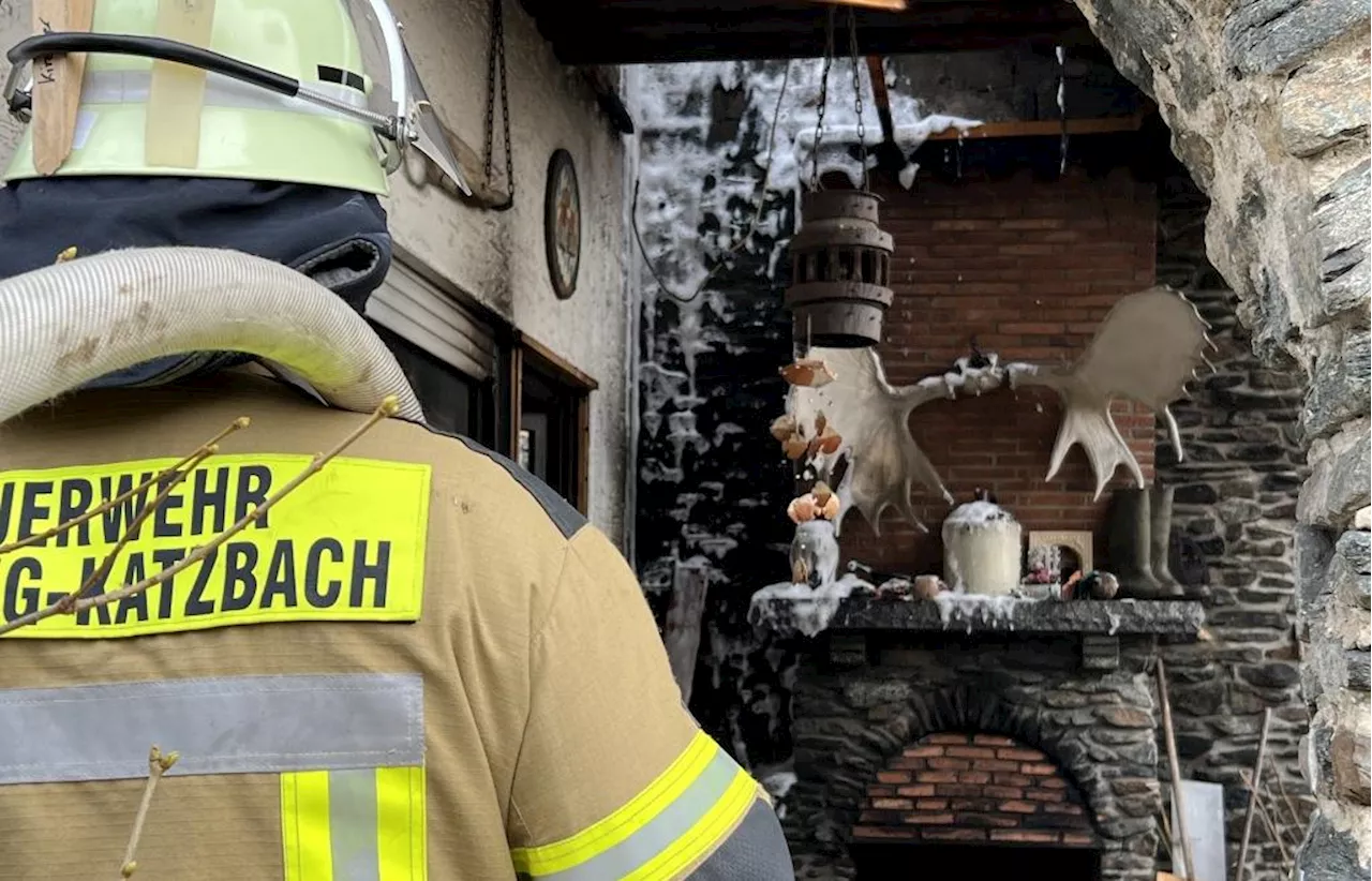 Dachstuhlbrand in Cham: Feuerwehr muss Bewohner gegen ihren Willen aus dem Haus bringen