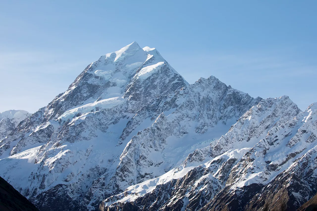 Three climbers from the US and Canada are missing on New Zealand's tallest peak