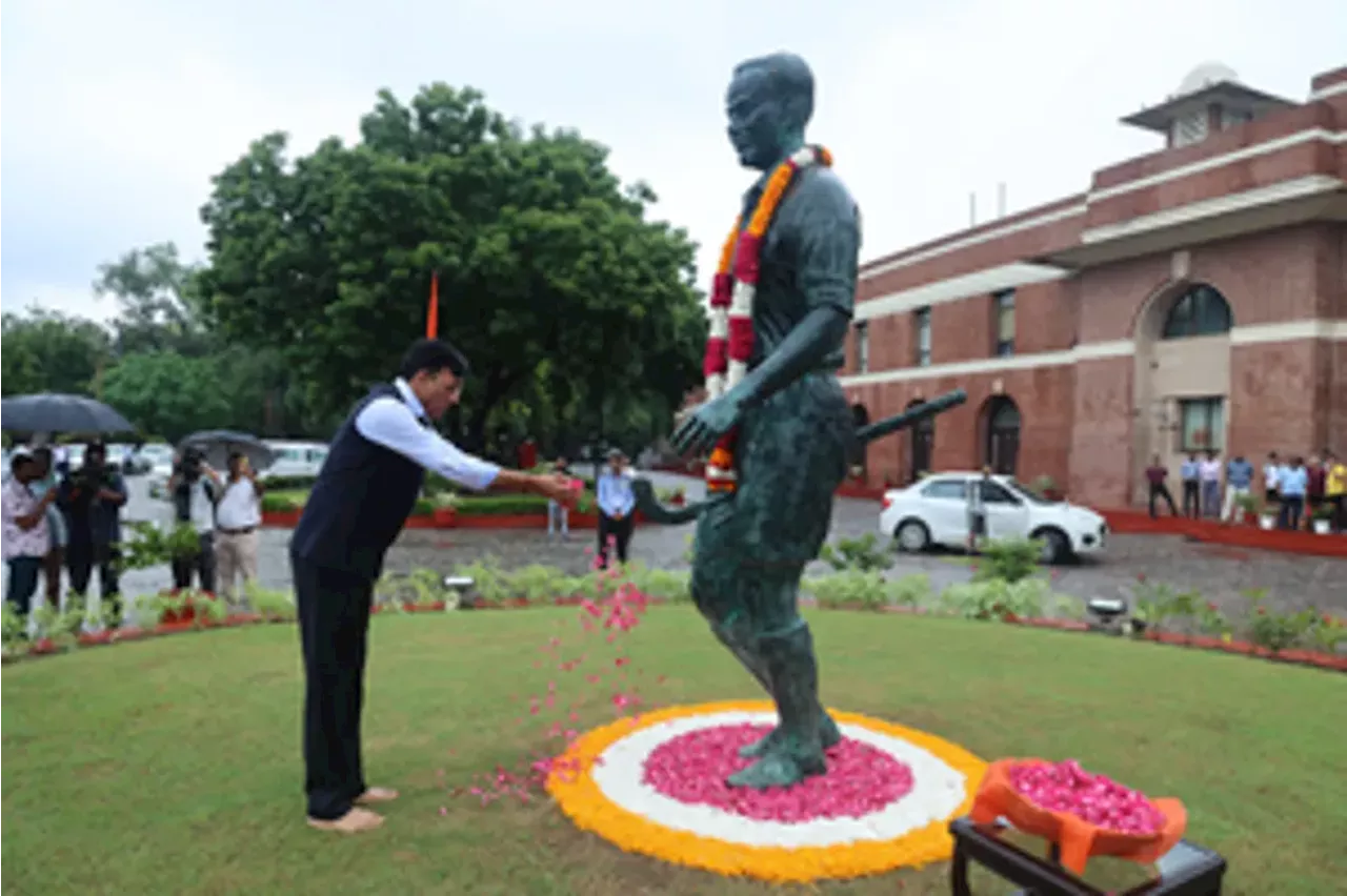 खेल मंत्री ने 'हॉकी के जादूगर' मेजर ध्यानचंद को उनकी पुण्यतिथि पर दी श्रद्धांजलि