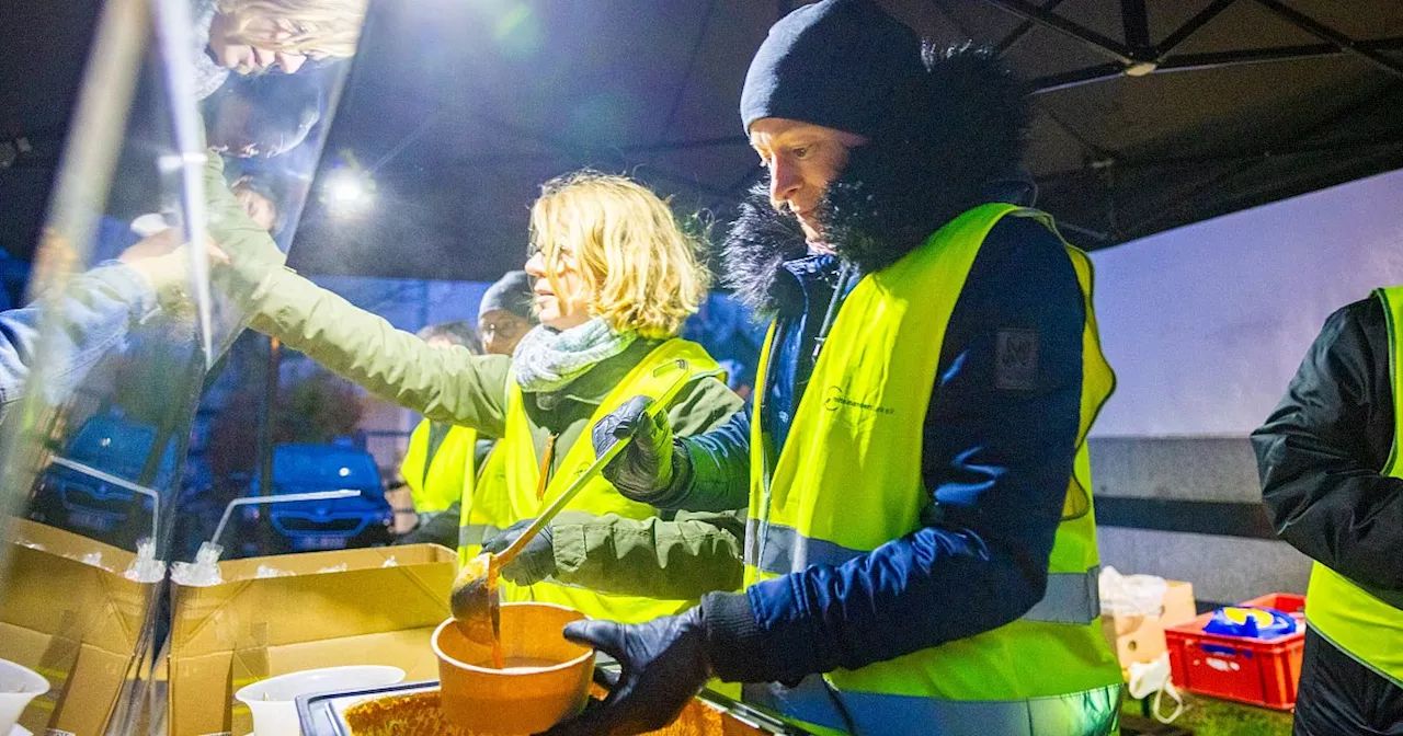 Hungernde Menschen in Bielefeld: Schlangestehen in Winterkälte am Suppenbus