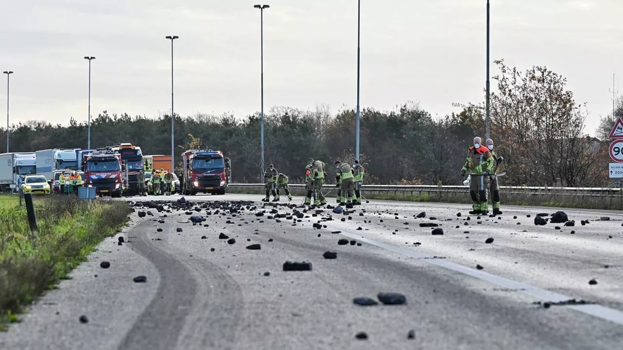 Chemisch afval valt uit kiepwagen, A58 richting Breda urenlang dicht