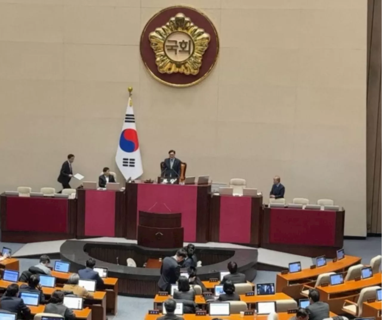 Exército da Coreia do Sul proíbe atividades políticas e manifestações após presidente decretar lei marcial