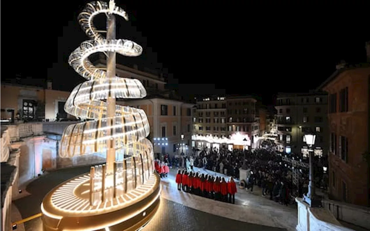 Roma, acceso in piazza di Spagna l'albero di Natale firmato Bulgari