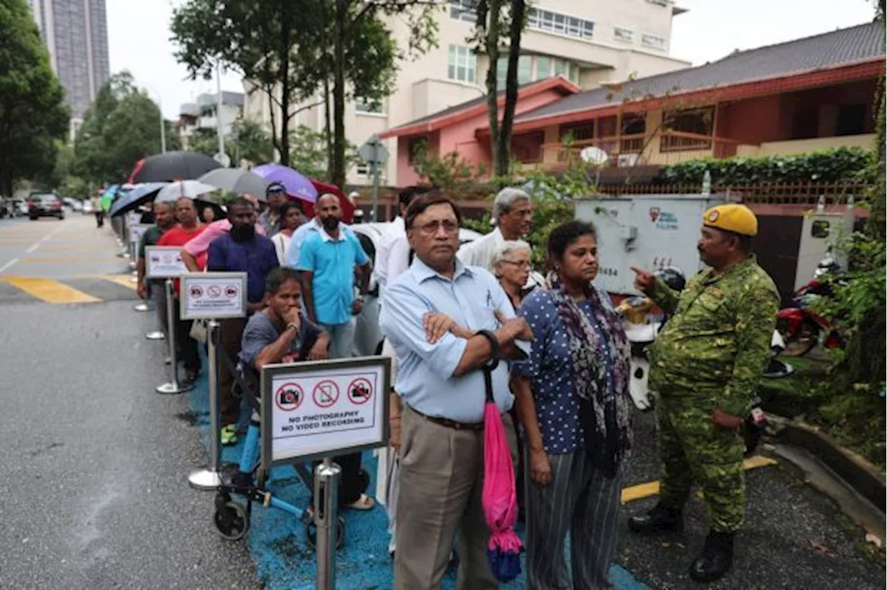 Large crowd turns up at Ananda Krishnan's wake to pay respects