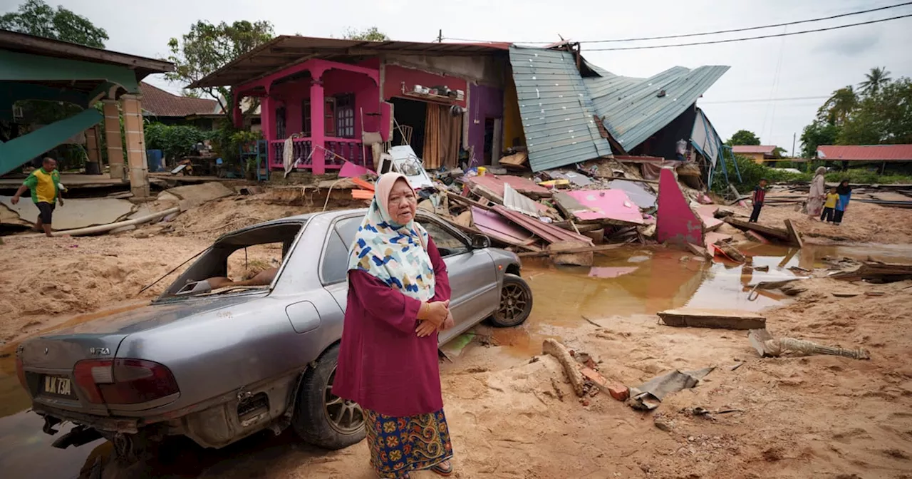 Floods wreak havoc in Malaysia, southern Thailand with over 30 killed, tens of thousands displaced