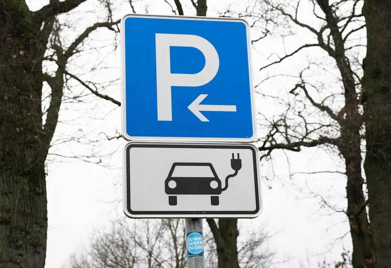 Von April 2025 an parken E-Autos in Bayern stundenlang kostenlos