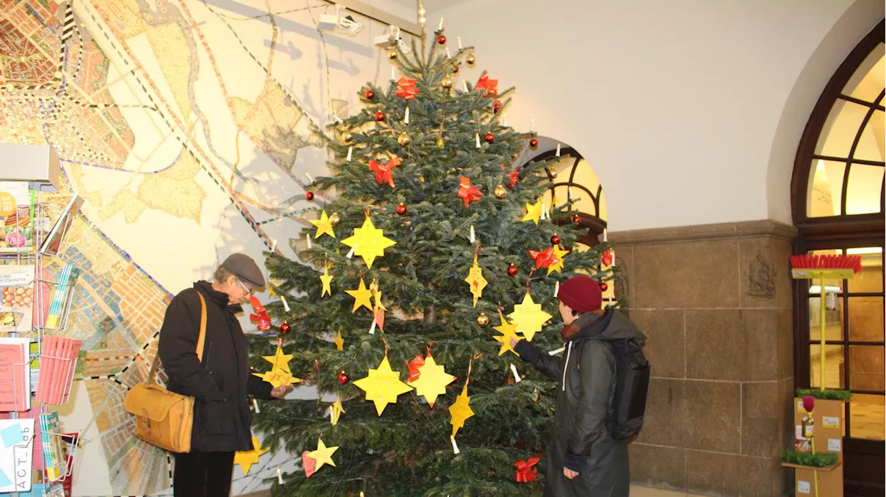 Zu Weihnachten eine Freude bereiten: Wunschbaum-Aktion im Rathaus Neukölln gestartet