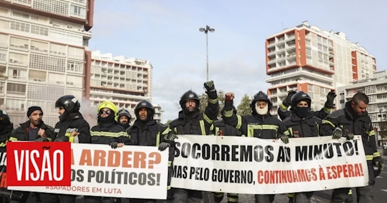 Bombeiros protestam contra o Governo: 'Enquanto salvamos vidas o Governo brinca com as nossas'