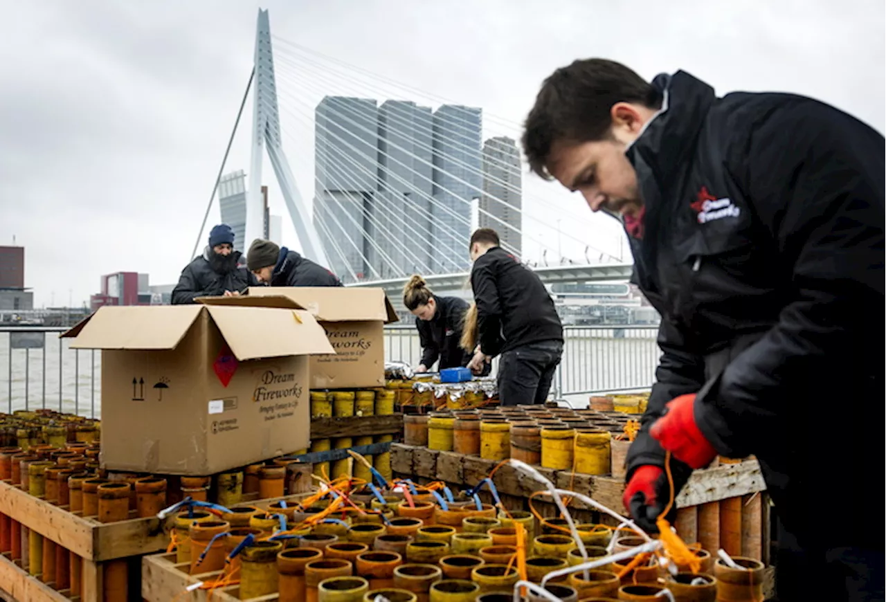 Preparazione dello spettacolo pirotecnico a Rotterdam