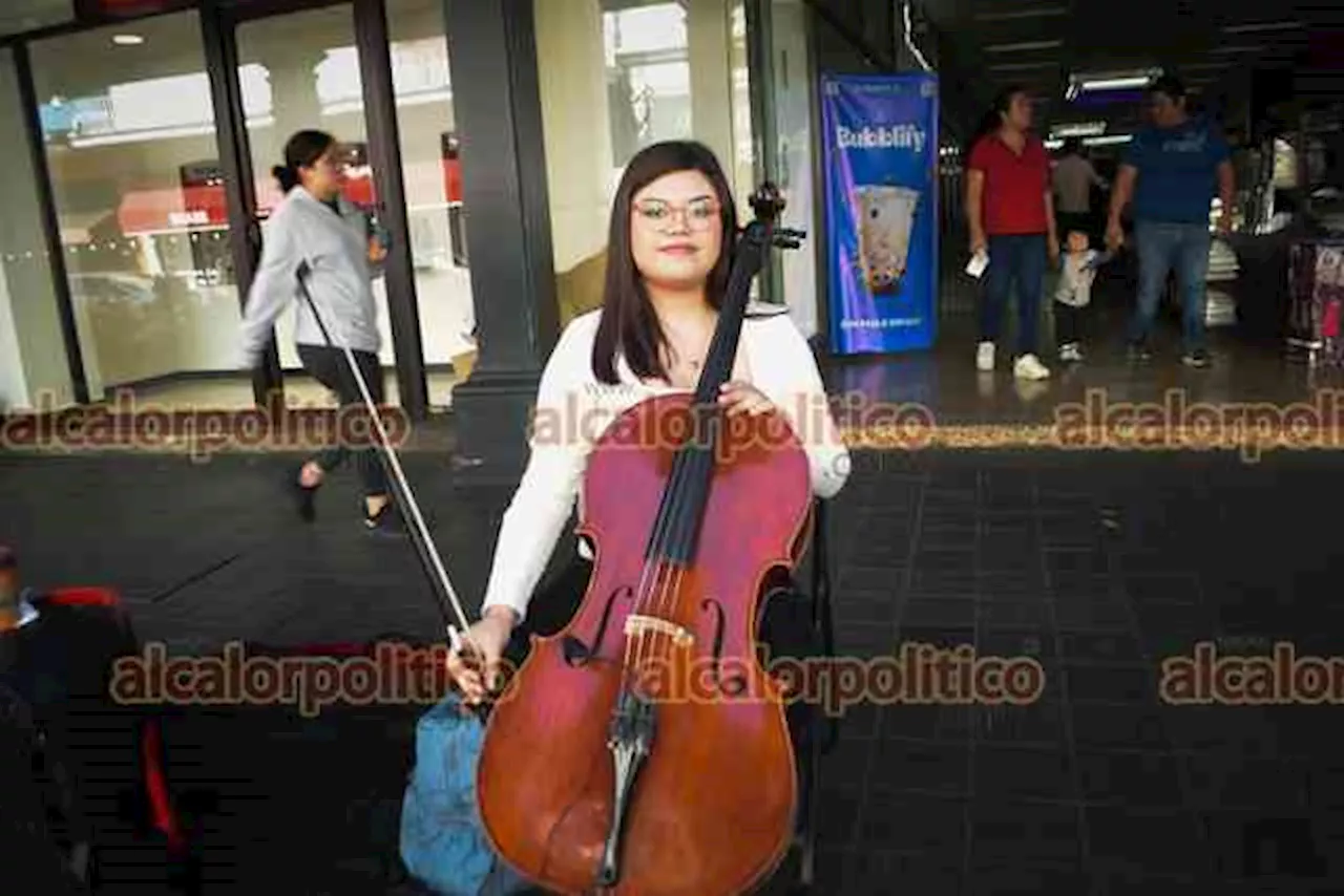 De Bellas Artes a Enríquez: Con su chelo, Tania hace sonar música clásica en Xalapa