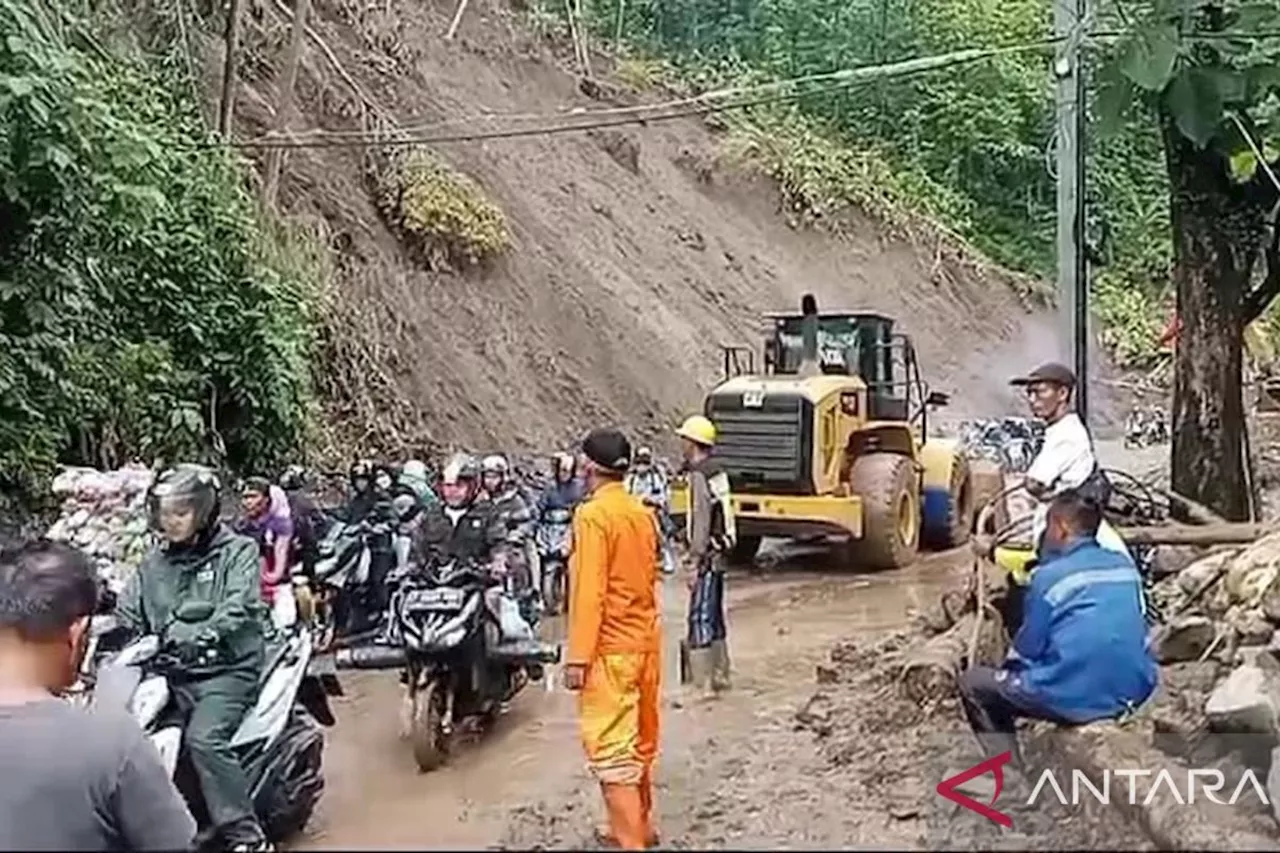 Longsor Susulan Tutup Jalan Nasional di Sukabumi