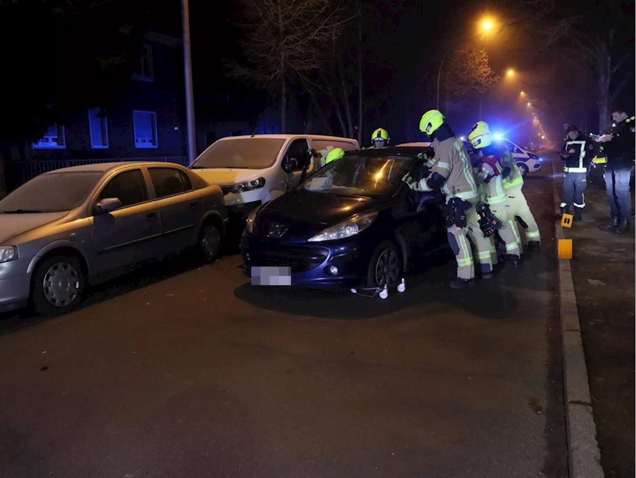 Autofahrer in Waldowallee irrt durch mehrere Autos