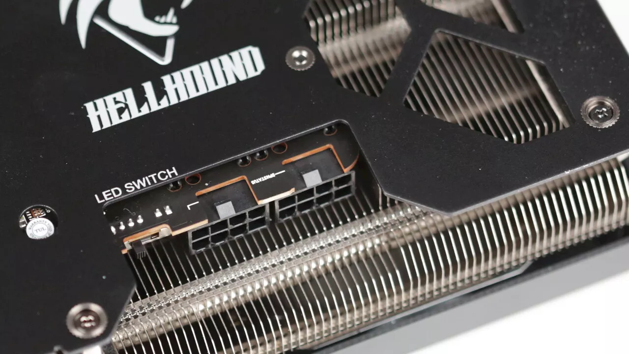 RDNA 4: Radeon RX 9070 (XT) setzt weiter auf den 8-Pin-PCIe-Stecker