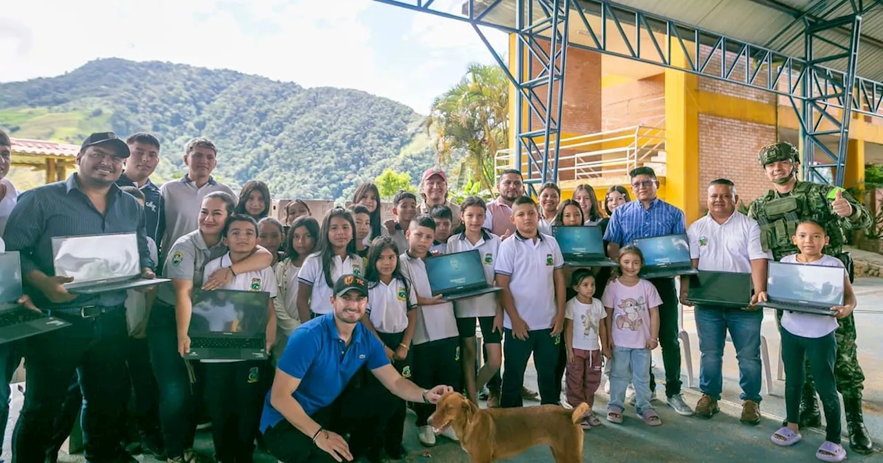 Niños de El Plateado reciben 300 computadores del Ministerio TIC, para impulsar educación