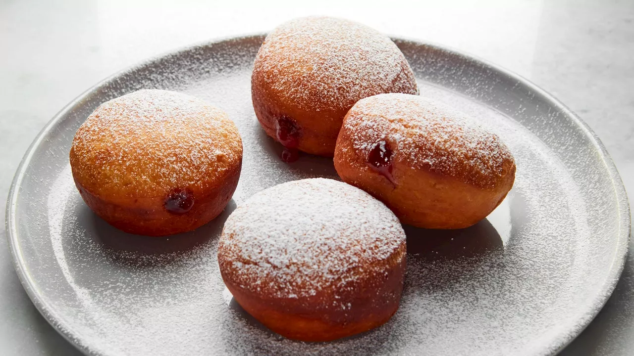 Master the Art of Sufganiyot: A Delicious Hanukkah Treat