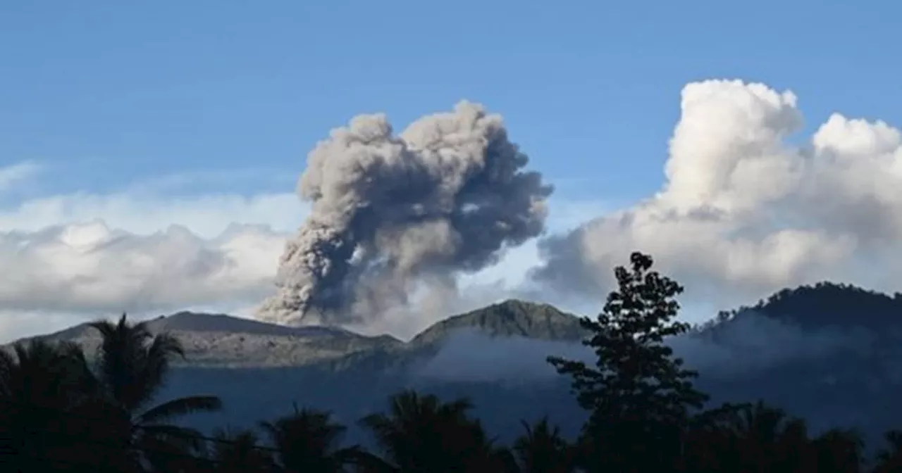 Touristin klettert auf aktiven Vulkan und wird von Explosion überrascht