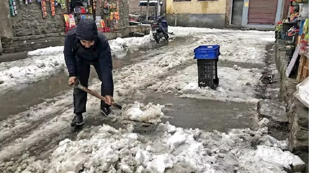 जम्मू कश्मीर में बर्फबारी से यातायात प्रभावित, मौसम में सुधार के साथ यातायात बहाल