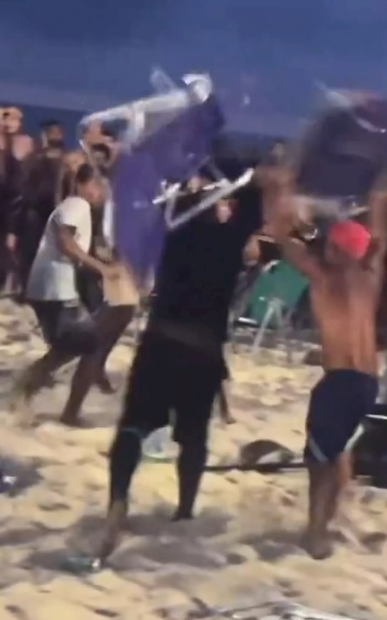 Briga Generalizada em Ipanema É Captada em Vídeo