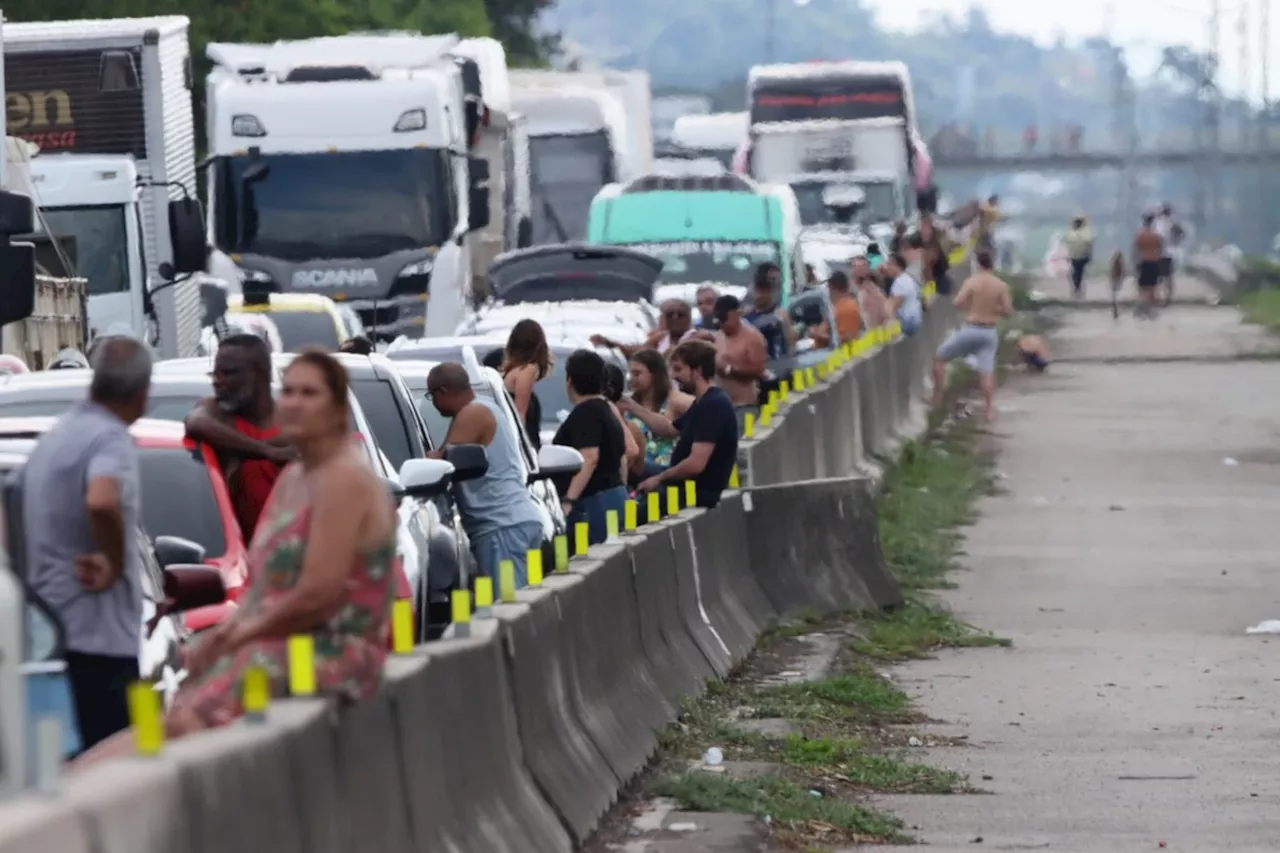 Acidente grave na BR-101 causa congestionamento de 20 quilômetros em direção à Região dos Lagos