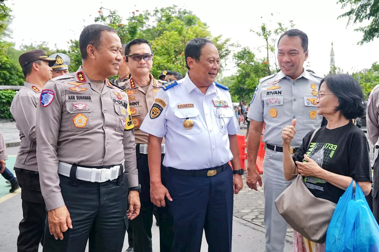 Direktur Utama Jasa Raharja dan Wakil Menteri Perhubungan Inspeksi Bus Pariwisata di Candi Prambanan