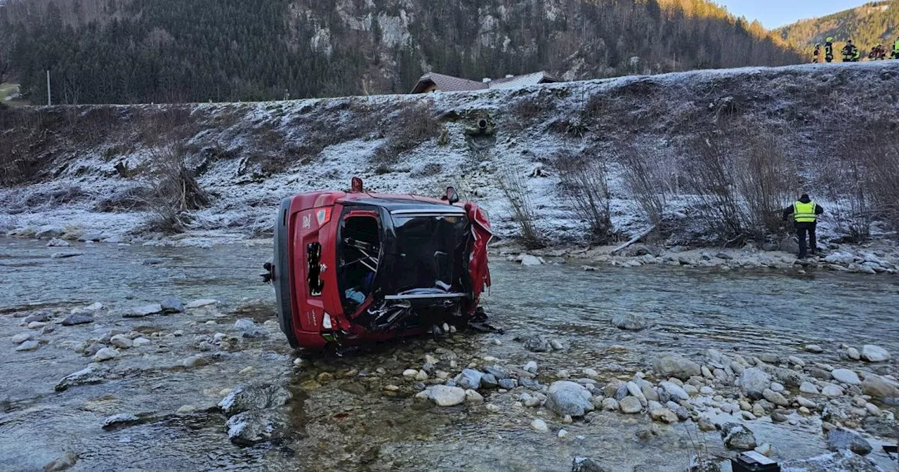 Auto stürzt in den Fluss - Zwei Verletzte