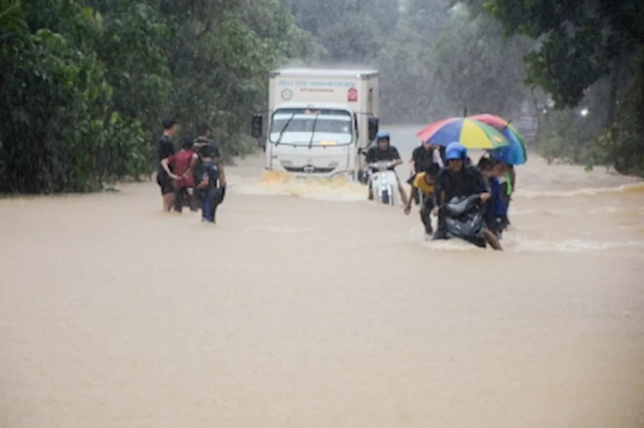 Floods Force Road Closures in Machang, Kelantan