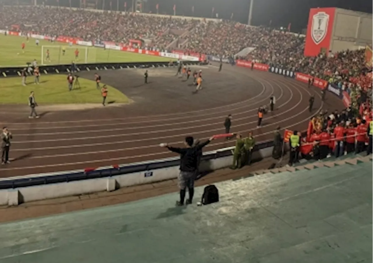 Singapore's One-Man Cheering Squad Rallies Support in Vietnam