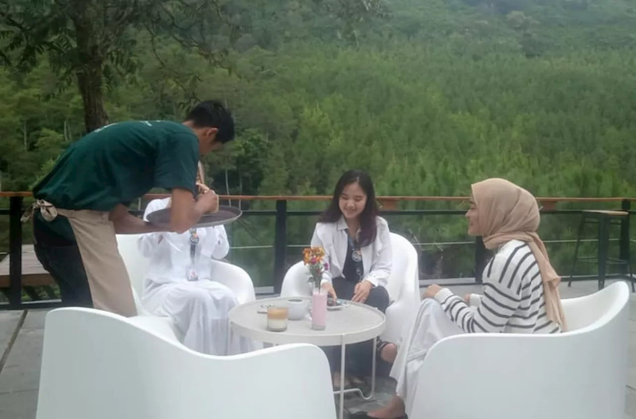 Pines Cafe: Kuliner Alam dan Healing di Lembang