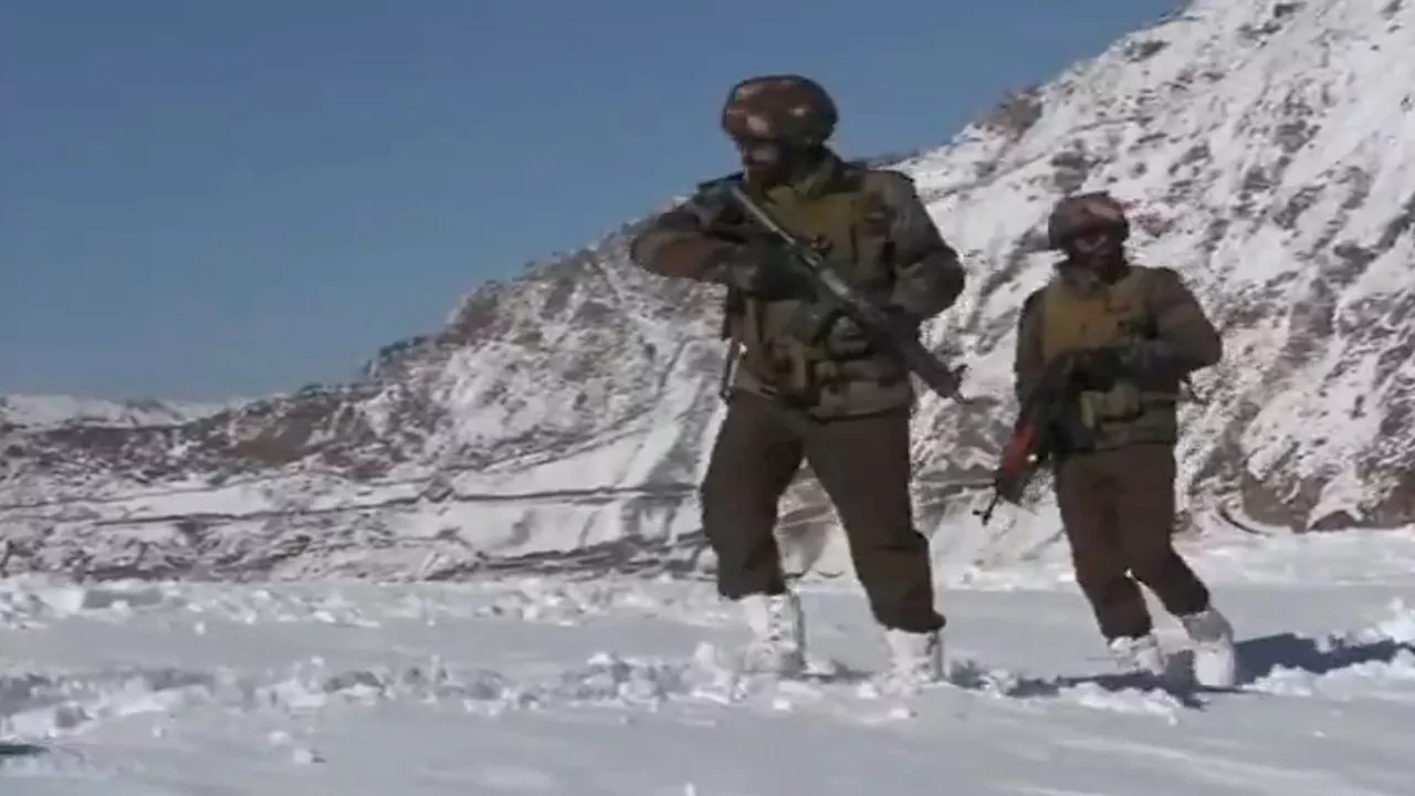 Jammu Kashmir News: आतंकी घुसपैठ की आशंका के बाद सुरक्षा बलों ने बढ़ाई गश्त