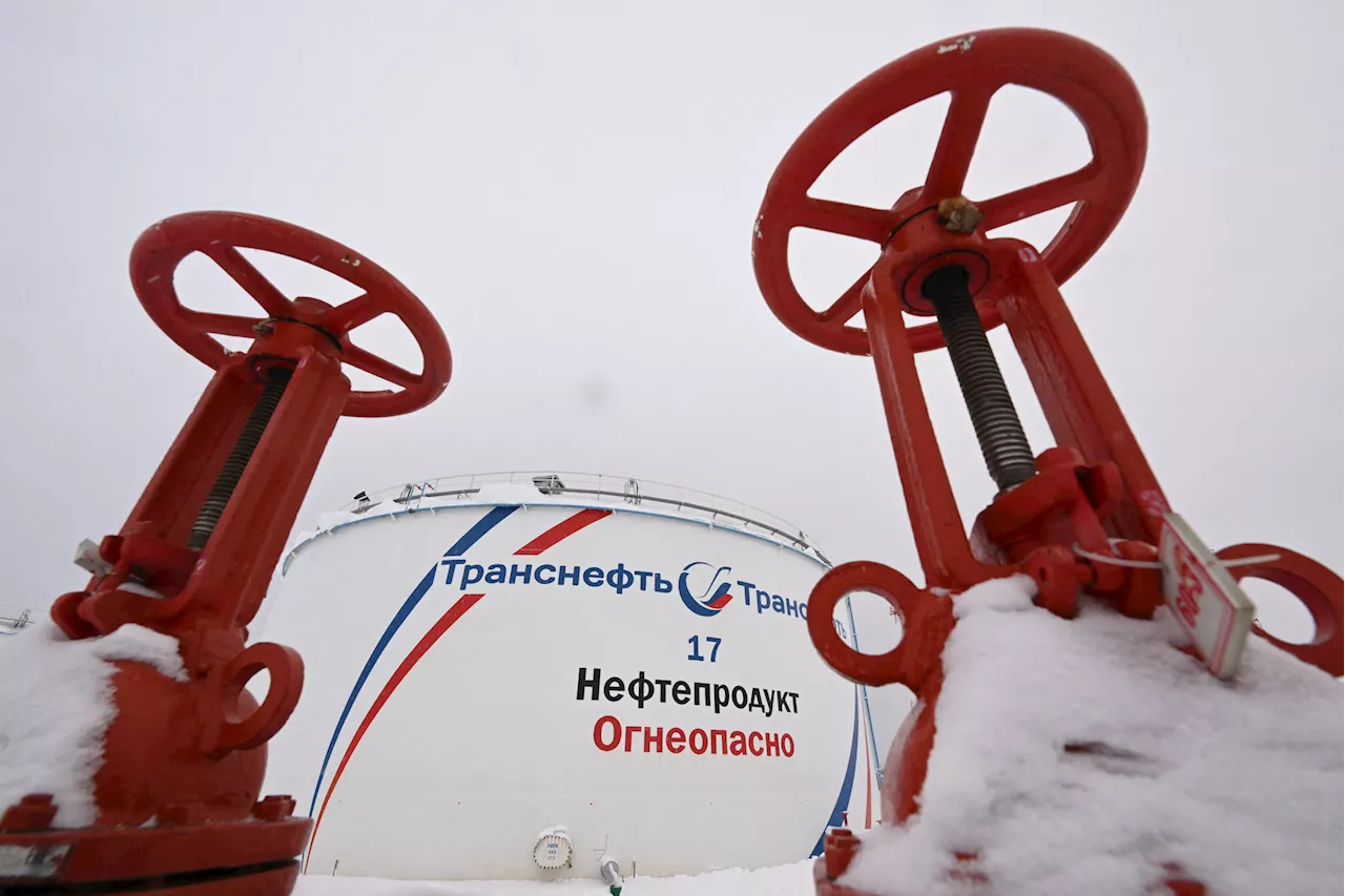 Russia's Oil Production Slumps to 20-Year Low Amid Ukrainian Drone Strikes