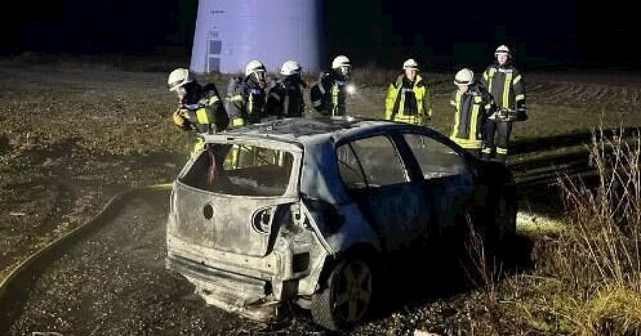 Feuerwerksfunken setzen Auto bei Willebadessen in Brand