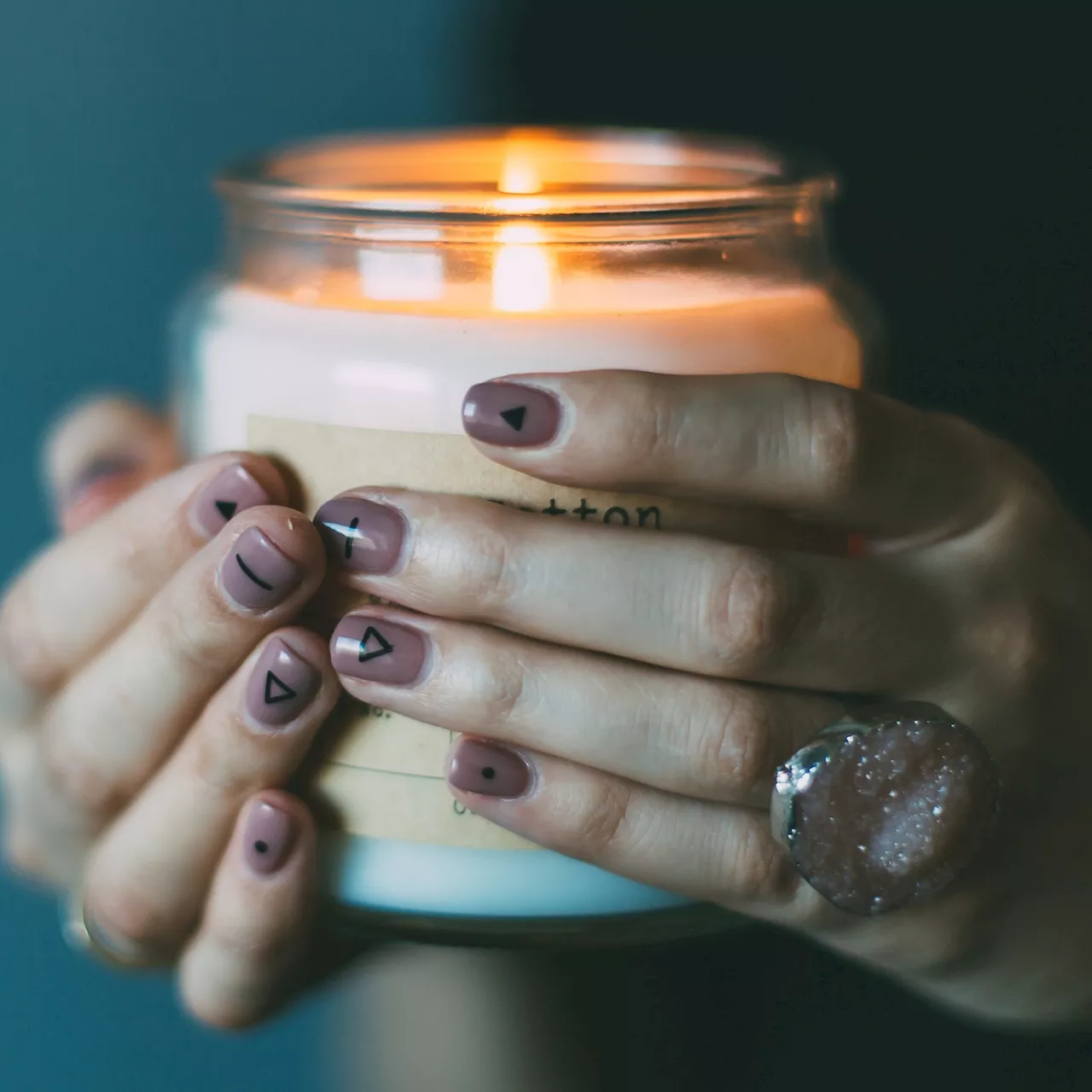 Maison : quels sont les dangers cachés des bougies parfumées ?