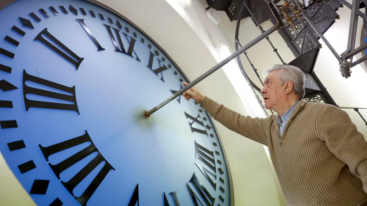 El reloj de la Puerta del Sol se prepara para las campanadas de Año Nuevo