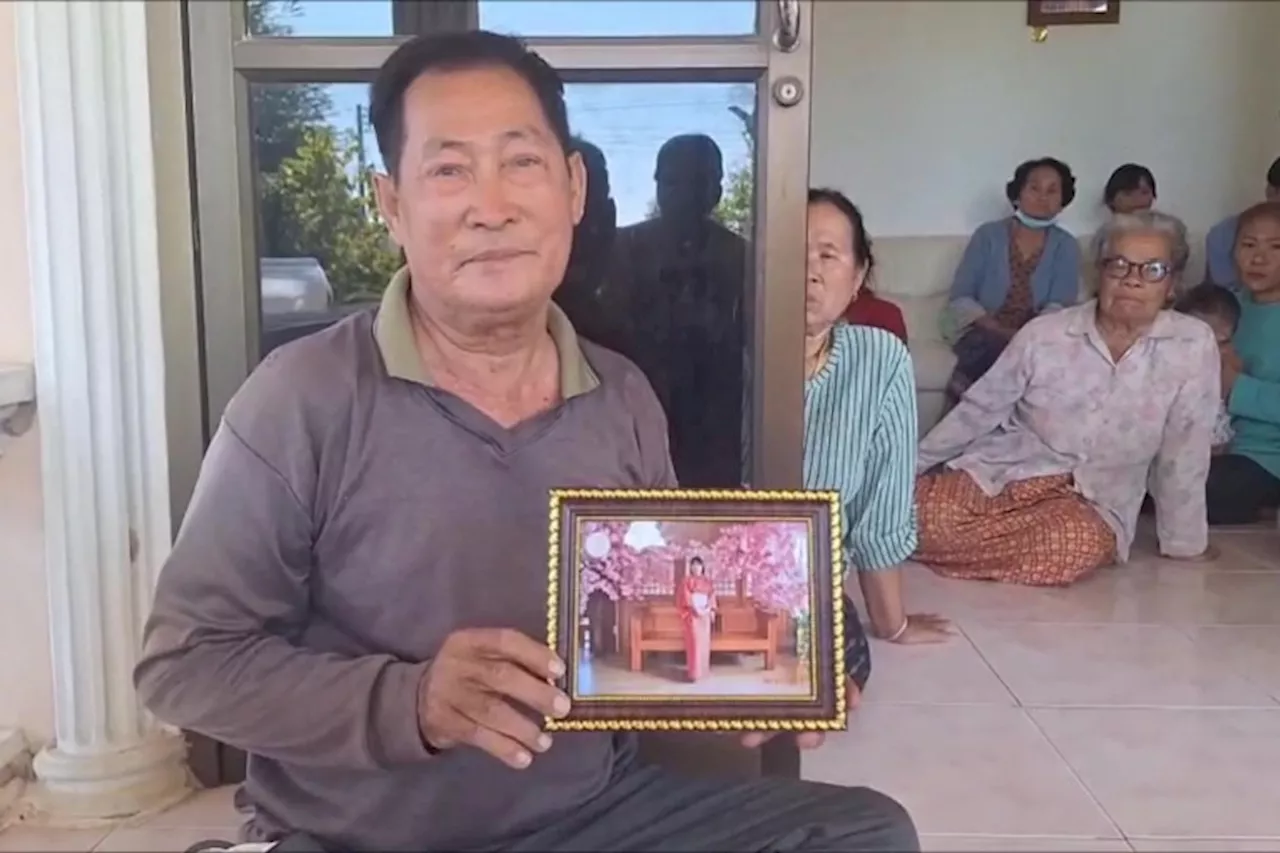 พ่อรับอัฐิลูกสาวจากเหตุเครื่องบินตก
