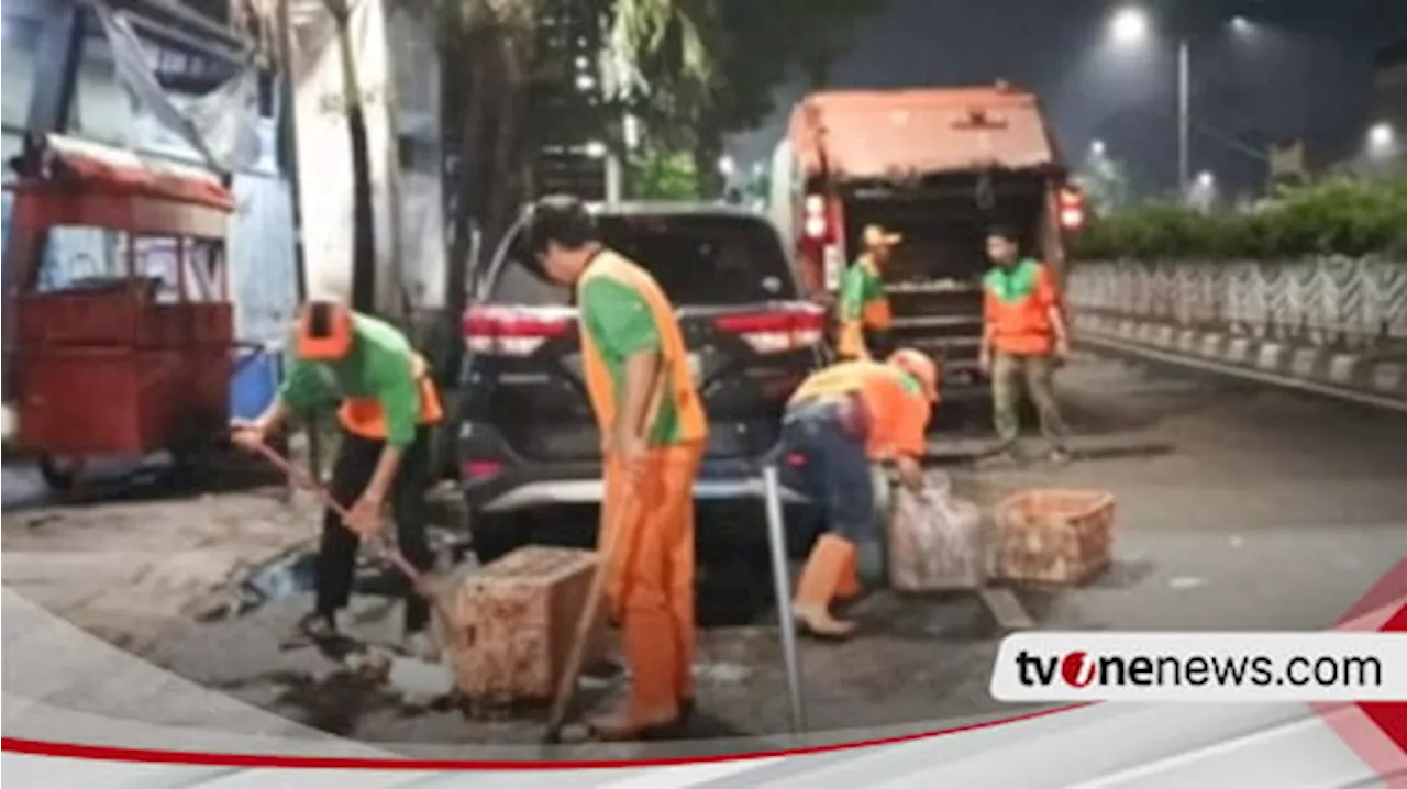 Petugas DKI Jakarta Siaga untuk Jaga Kebersihan di Malam Tahun Baru