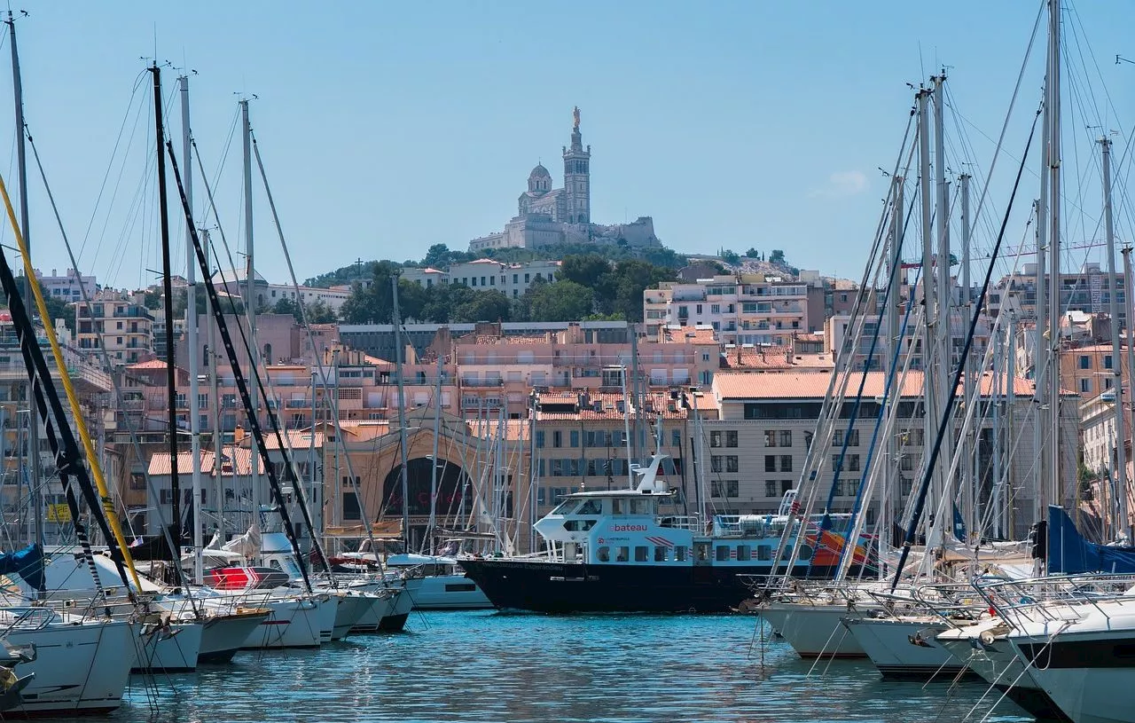 Bateau percute le quai du Vieux-Port à Marseille