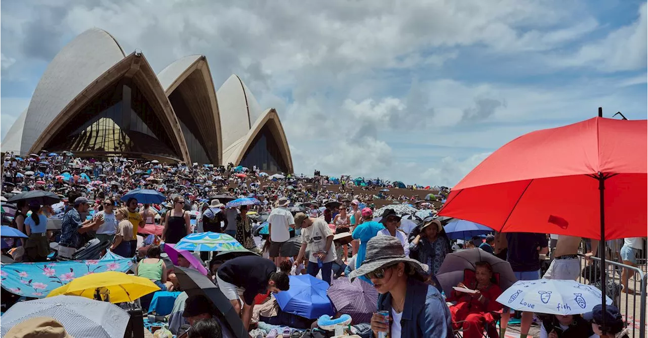 Sydney Harbour Teems with Enthusiasts for New Year's Eve Fireworks