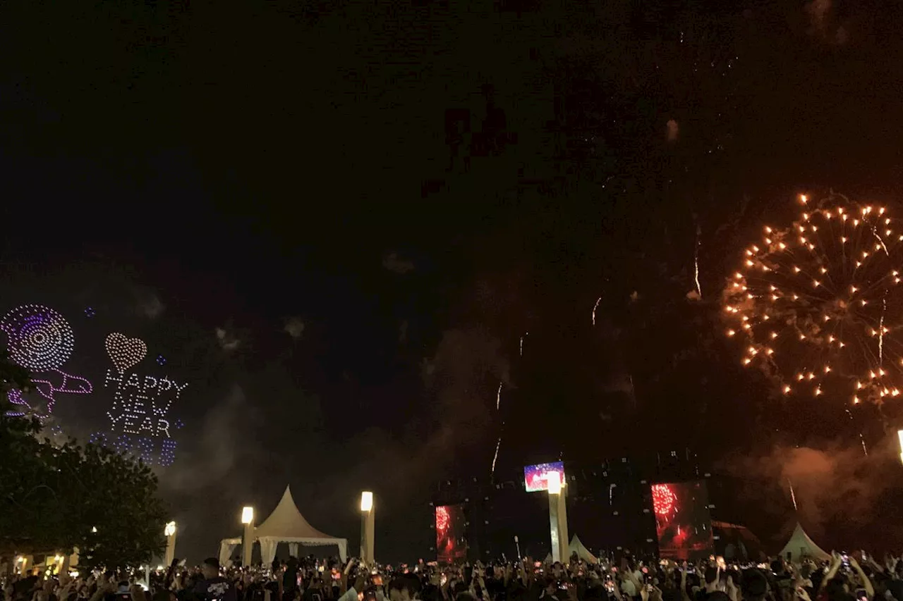 Ribuan Drone dan Pesta Kembang Api Ramai Pantai Carnaval Ancol