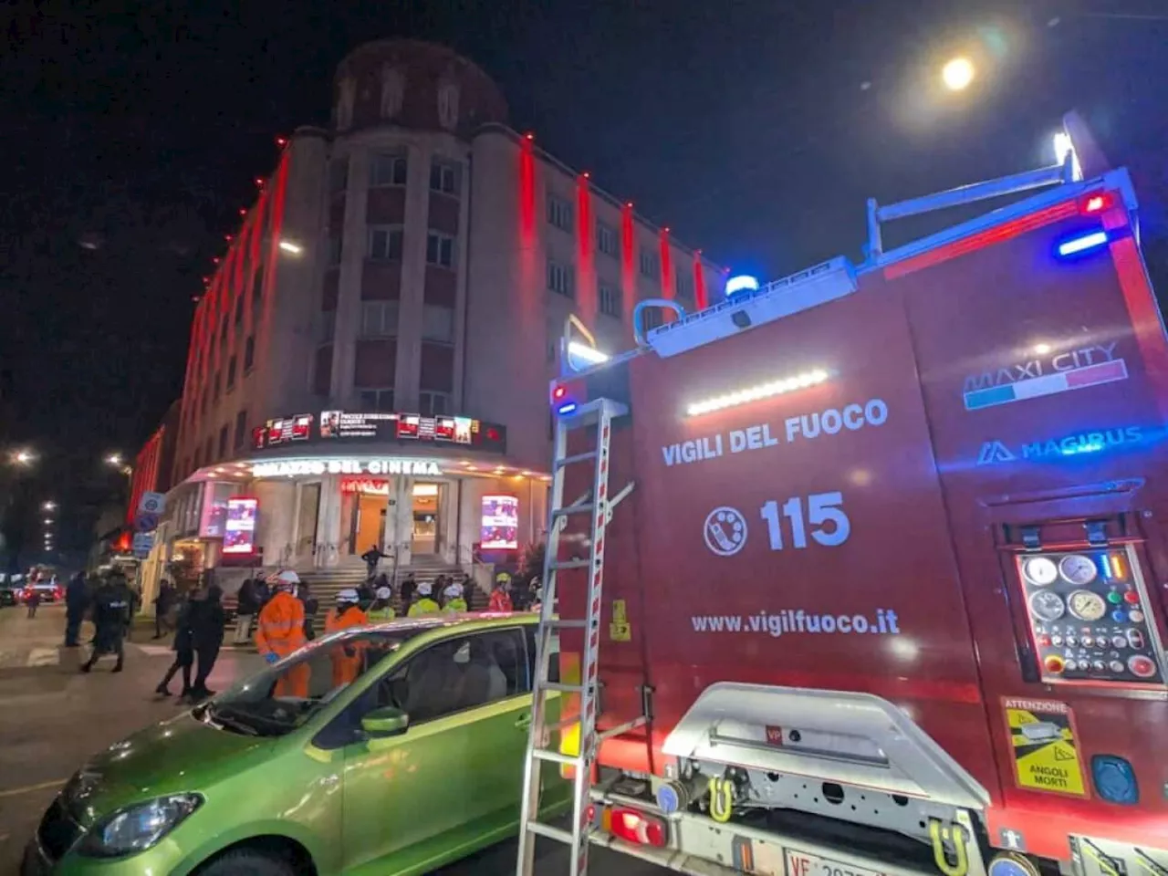 Milano, odore acre nella sala con 500 spettatori: evacuato il cinema Anteo