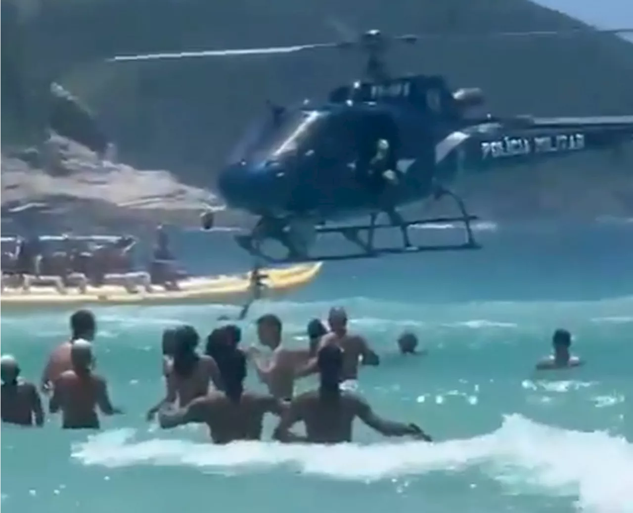 Vídeo: PM deixa fuzil cair no mar, em Cabo Frio, durante voo de helicóptero