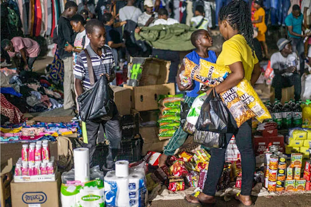 Zimbabweans Seek Goods at Night Markets to Evade Police