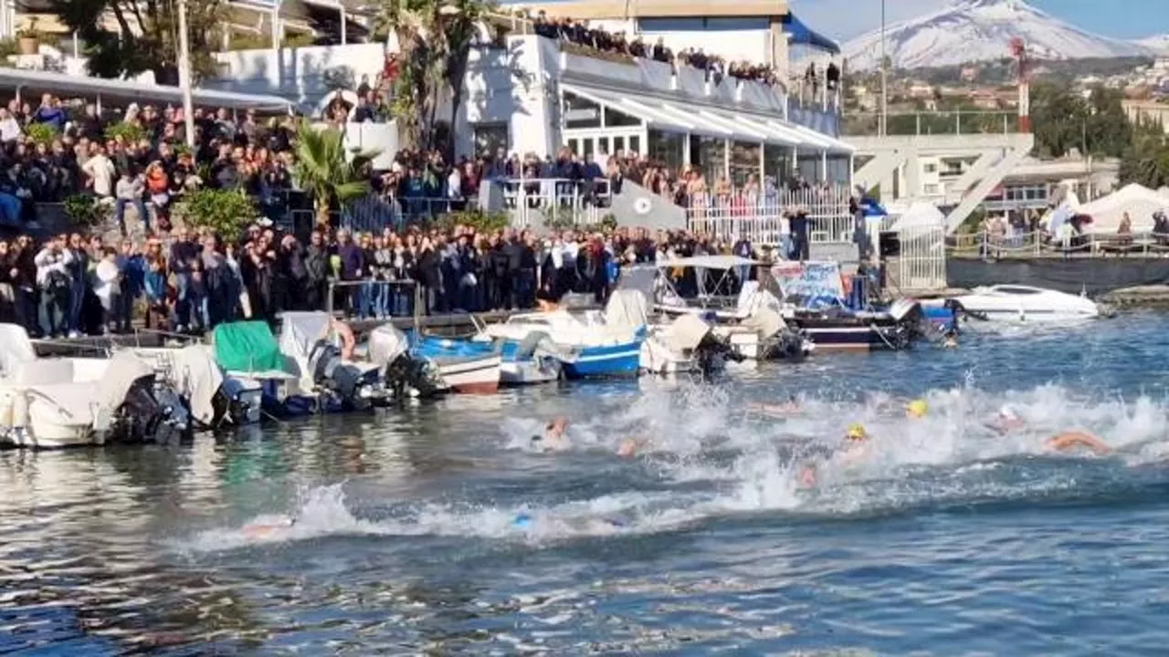 Catania, la gara di nuoto senza regole di capodanno: 'San Silvestro a mare'