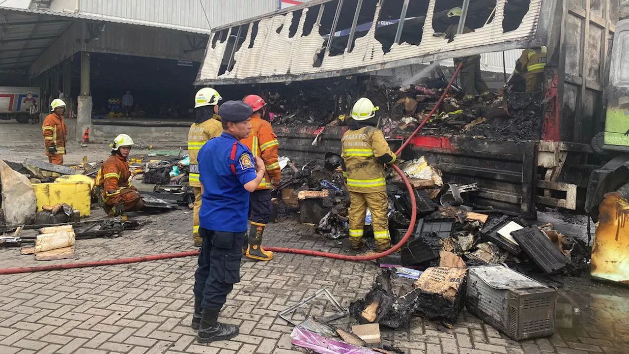 Truk Box Berisi Ratusan Paket Terbakar di Gudang JNE Bandung